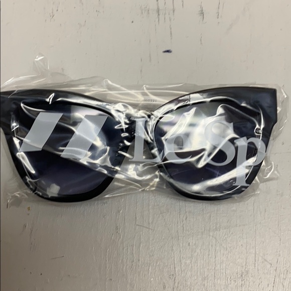 Le Specs Le Vacanze Sunglasses NWT Black - Picture 8 of 8